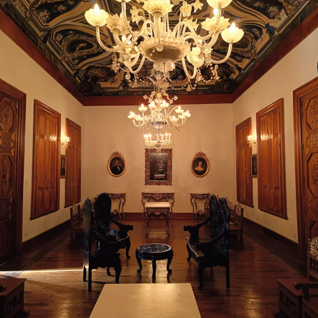 Salón de Casa Castilla con arañas de cristal