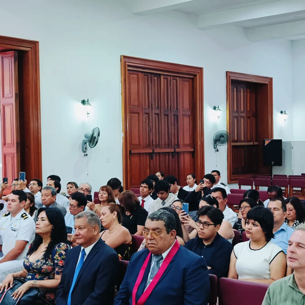 Asistentes a una ceremonia del Instituto