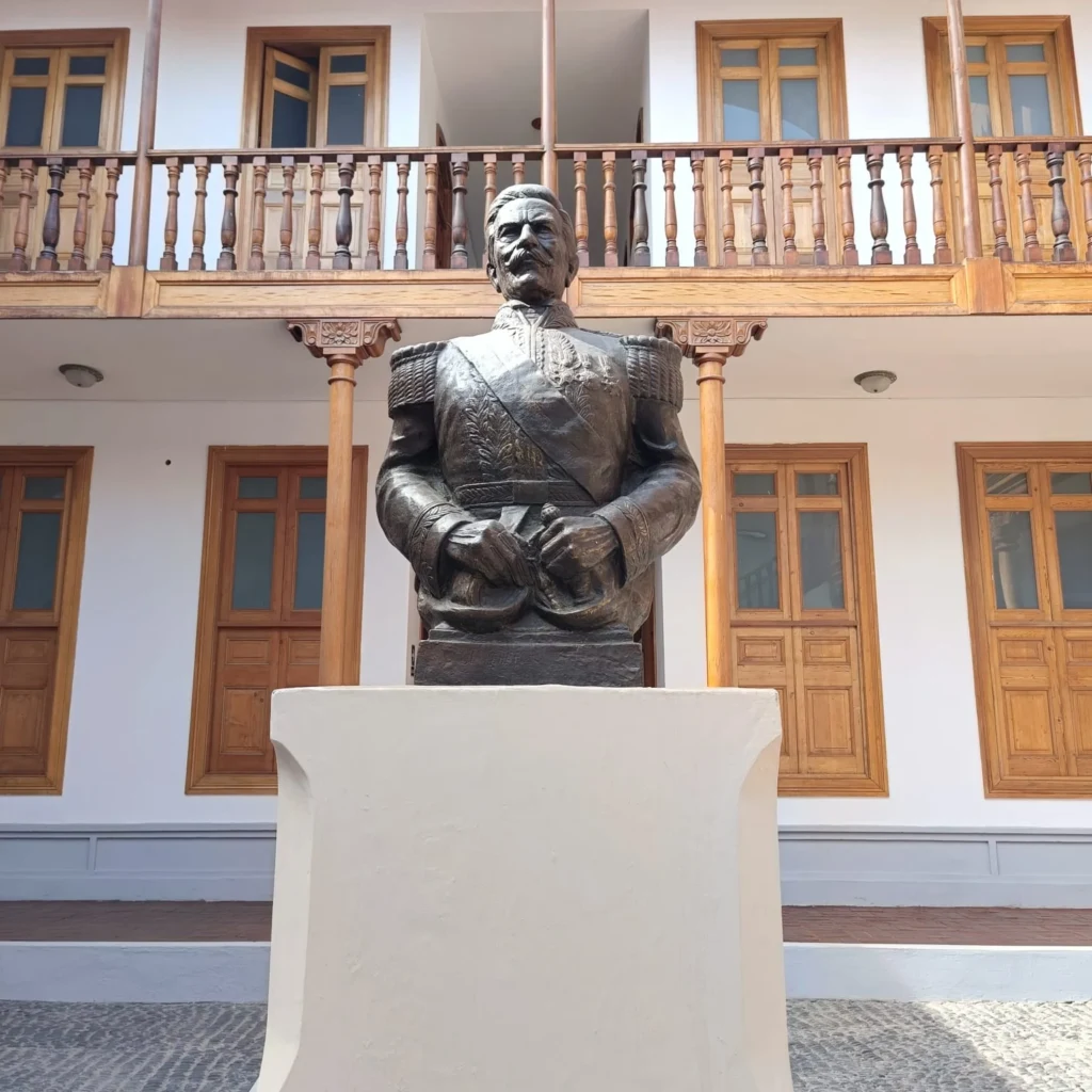 Busto de Ramón Castilla en el patio de Casa Castilla